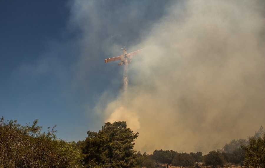 Συνεχίζεται για έβδομη ημέρα η μεγάλη πυρκαγιά στα Νότια του νησιού της Ρόδου. Συνεχείς αναζωπυρώσεις και μεγάλες καταστροφές. Στιγμιότυπο από το Βάτι, Τρίτη 25 Ιουλίου 202.
(ΛΕΥΤΕΡΗΣ ΔΑΜΙΑΝΙΔΗΣ/EUROKINISSI)