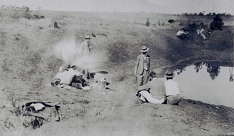 Australian_soldiers_resting_during_Emu_War