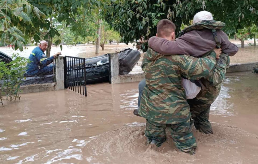 ΣΥΝΔΡΟΜΗ ΤΩΝ ΕΝΟΠΛΕΩΝ ΔΥΝΑΜΕΩΝ ΣΕ ΑΠΕΓΚΛΩΒΙΣΜΟΥΣ ΚΑΤΟΙΚΩΝ ΣΤΗΝ ΠΕΡΙΟΧΗ ΤΗΣ ΘΕΣΣΑΛΙΑΣ (EUROKINISSI/ΓΡ. ΤΥΠΟΥ ΥΠ. ΕΘΝΙΚΗΣ ΑΜΥΝΑΣ)