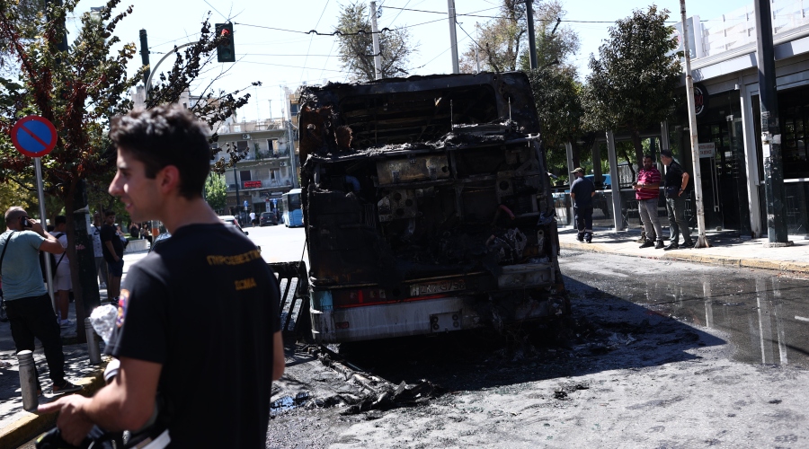 Φωτιά σε λεωφορείο στο Ρέντη.  Τετάρτη 13 Σεπτεμβρίου 2023  (ΒΑΣΙΛΗΣ ΡΕΜΠΑΠΗΣ / EUROKINISSI)