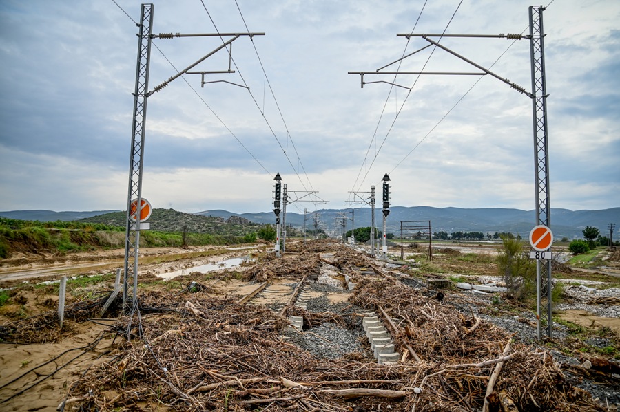 Καταστροφές απο τη κακοκαιρία στο σιδηροδρόμικο σταθμό του Δομοκού, όπου είναι πέρασμα για τα υπεραστικά δρομολόγιά του ΟΣΕ Αθήνα-Θεσσαλονίκη.  Πέμπτη 28 Σεπτεμβρίου 2023  (ΝΑΣΟΣ ΣΙΜΟΠΟΥΛΟΣ/EUROKINISSI)