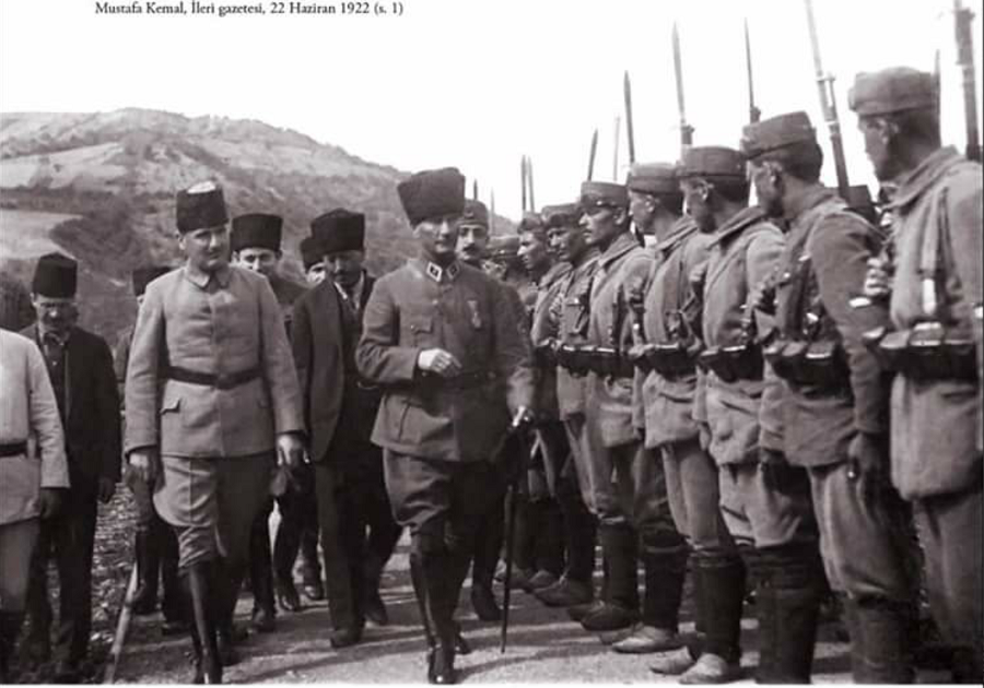 Gazi-Mustafa-Kemal-Paşa-ordu-birliklerini-denetliyor