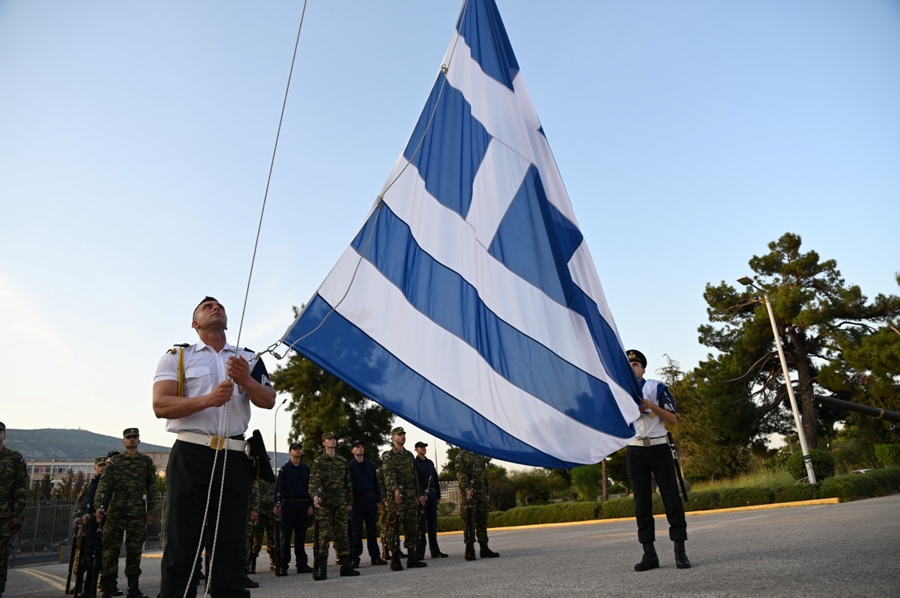 O Υπουργός Εθνικής Άμυνας, Νίκος Δένδιας, παρέστη την Πέμπτη 21  Σεπτεμβρίου 2023, στην τελετή απόδοσης τιμής στους θανόντες της αποστολής ανθρωπιστικής βοήθειας στη Λιβύη, κατά την έπαρση της σημαίας στο Στρατόπεδο "Παπάγου", με την ολοκλήρωση του τριήμερου πένθους των Ενόπλων Δυνάμεων. Παρέστησαν επίσης ο Υφυπουργός Εθνικής Άμυνας Ιωάννης Κεφαλογιάννης, ο Αρχηγός  ΓΕΕΘΑ Στρατηγός Κωνσταντίνος Φλώρος, ο Αρχηγός ΓΕΑ Αντιπτέραρχος (Ι) Θεμιστοκλής Μπουρολιάς, ο Υπαρχηγός ΓΕΣ Αντιστράτηγος Ανδρέας Κορωνάκης, ως εκπρόσωπος του Αρχηγού ΓΕΣ Αντιστράτηγου Άγγελου Χουδελούδη, ο Υπαρχηγός ΓΕΝ Υποναύαρχος Κωνσταντίνος Βλάχος ΠΝ, ως εκπρόσωπος του Αρχηγού ΓΕΝ  Αντιναύαρχου Ιωάννη Δρυμούση ΠΝ, καθώς και άλλοι υπηρεσιακοί παράγοντες. Ακολούθησε επιμνημόσυνη δέηση στον Καθεδρικό Ιερό Ναό Ένοπλων Δυνάμεων, Παναγίας Παντάνασσας.  (ΓΡΑΦΕΙΟ ΤΥΠΟΥ ΥΠ. ΑΜΥΝΑΣ/EUROKINISSI)