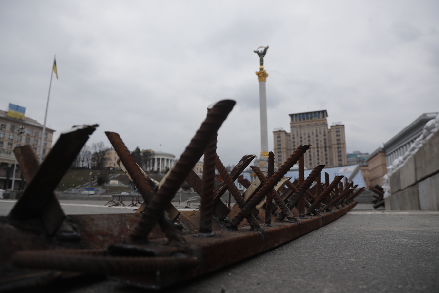 epa09805733 Metal spikes at a roadblock in downtown Kyiv (Kiev), Ukraine, 06 March 2022. Russian troops entered Ukraine on 24 February leading to a massive exodus of Ukrainians as well as internal displacements. According to the United Nations (UN), at least 1.5 million people have fled Ukraine to neighboring countries since the beginning of Russia's invasion.  EPA/ZURAB KURTSIKIDZE