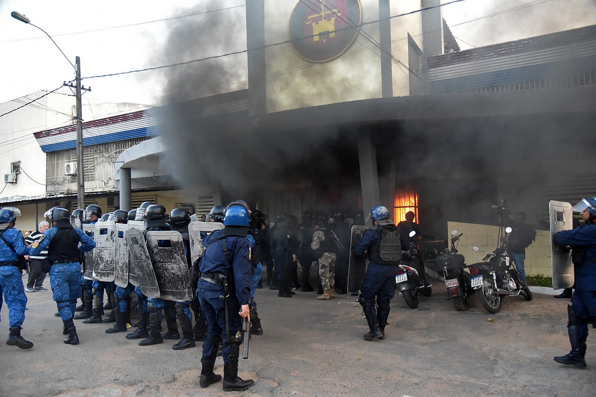 Paraguay-Security-forces-gather-at-the-entrance-of-the-Tacumbu-prison