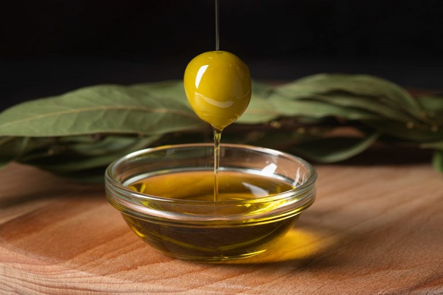 close-up-organic-olive-oil