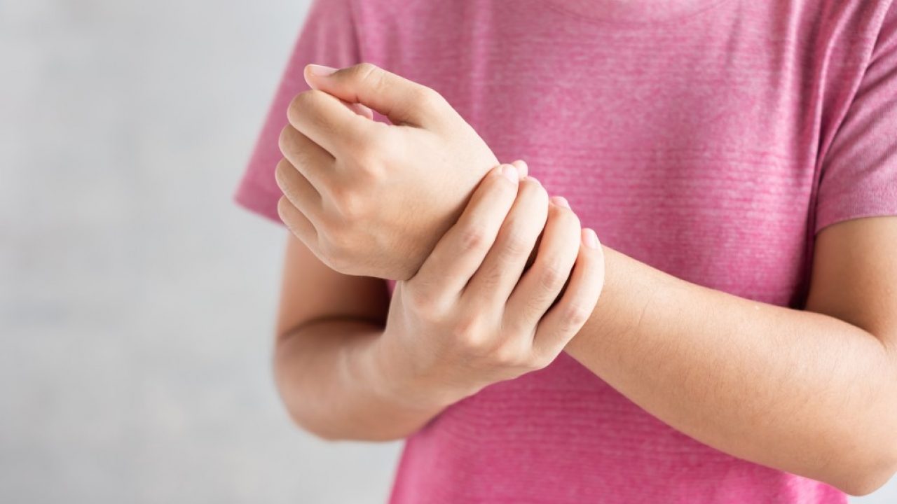 young-woman-holding-her-wrist-pain-because-using-computer-long-time-de-quervains-tenosynovitis_t20_NxgOAB-1280x720-1