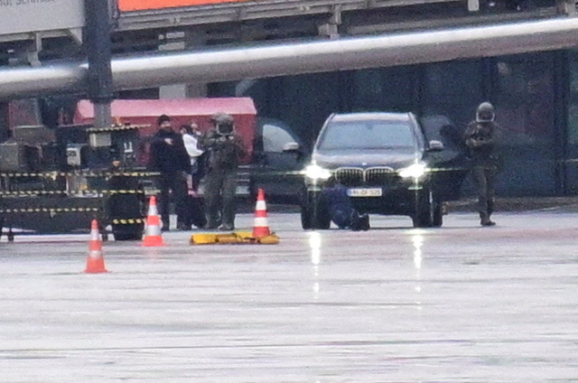 Special forces detain a suspect, after a man drove through a barrier onto the grounds of the city's airport with a child in his car in Hamburg, Germany, November 5, 2023. REUTERS/Fabian Bimmer 