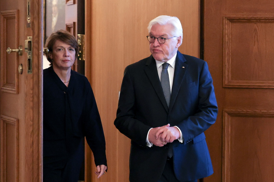 German President Frank-Walter Steinmeier (R) and his wife Elke Buedenbender arrive to welcomes German citizens who left the Gaza Strip, at the Bellevue Palace in Berlin, Germany, 24 November 2023.