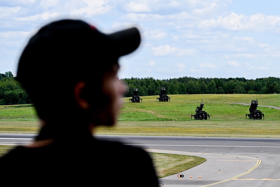 epa10734290 A boy observes patriot long-range air defence systems of the German Bundeswehr armed forces at Vilnius Airport ahead of the upcoming NATO Summit in Vilnius, Lithuania, 08 July 2023. NATO Summit will take place in Vilnius on 11 and 12 July 2023.  EPA/FILIP SINGER