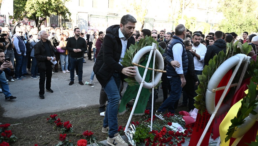 Κατάθεση στεφάνου στο Μνημείο του Πολυτεχνείου από τον πρόεδρο του ΠΑΣΟΚ - Κινήματος Αλλαγής Νίκο Ανδρουλάκη, Πέμπτη 16 Νοεμβρίου 2023. 
(ΤΑΤΙΑΝΑ ΜΠΟΛΑΡΗ/EUROKINISSI)