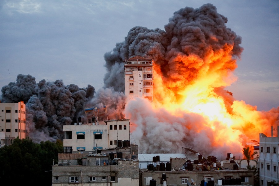 Smoke and flames billow after Israeli forces struck a high-rise tower in Gaza City, October 7, 2023. REUTERS/Ashraf Amra  NO RESALES. NO ARCHIVES