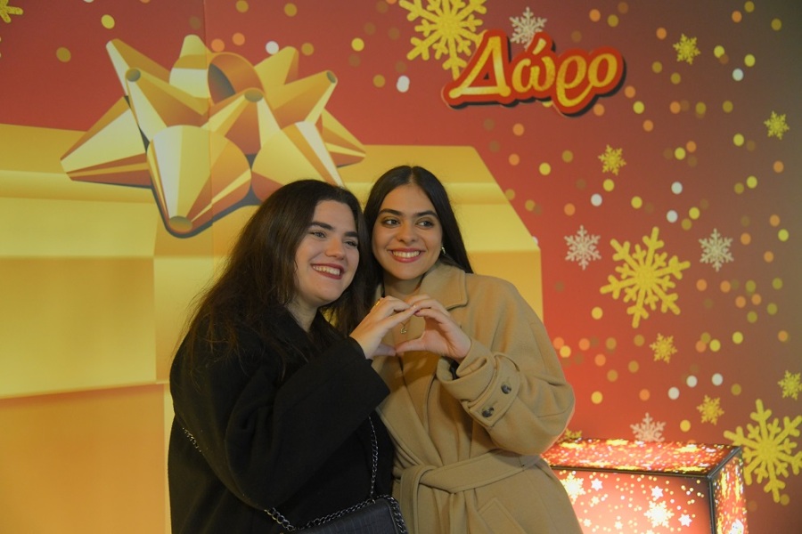 Εορταστικές φωτογραφίες στο photo-booth του ΣΚΡΑΤΣ