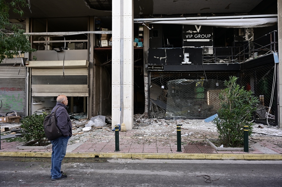 Ισχυρή έκρηξη σε είσοδο πολυκατοικίας στην οδό Φίλωνος, στο κέντρο του Πειραιά, με αποτέλεσμα να υποστούν σοβαρές υλικές ζημιές το κτήριο και τα παρακείμενα καταστήματα σε ακτίνα περίπου 300 μέτρων, Τετάρτη 13 Δεκεμβρίου 2023. Από το συμβάν δεν αναφέρθηκαν τραυματισμοί. (ΜΙΧΑΛΗΣ ΚΑΡΑΓΙΑΝΝΗΣ/EUROKINISSI)