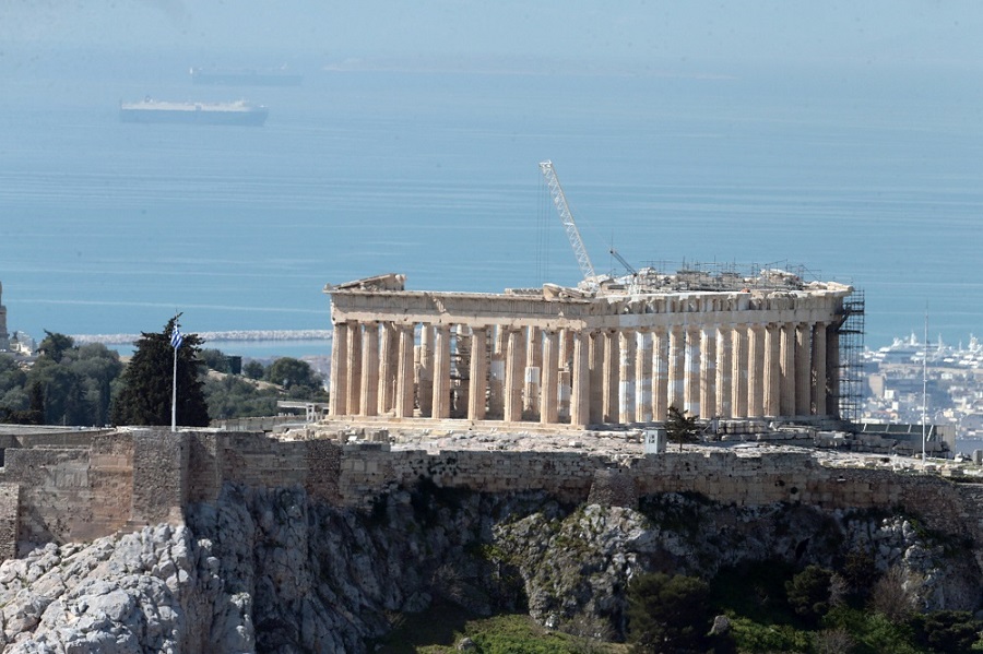 Άποψη της άδειας από επισκέπτες Ακρόπολης από τον Λυκαβηττό, Τετάρτη 18 Μαρτίου 2020. Η Ακρόπολη όπως και οι άλλοι αρχαιολογικοί χώροι παραμένουν κλειστοί λόγω των προληπτικών μέτρων για τον περιορισμό της εξάπλωσης του κορονοϊού.