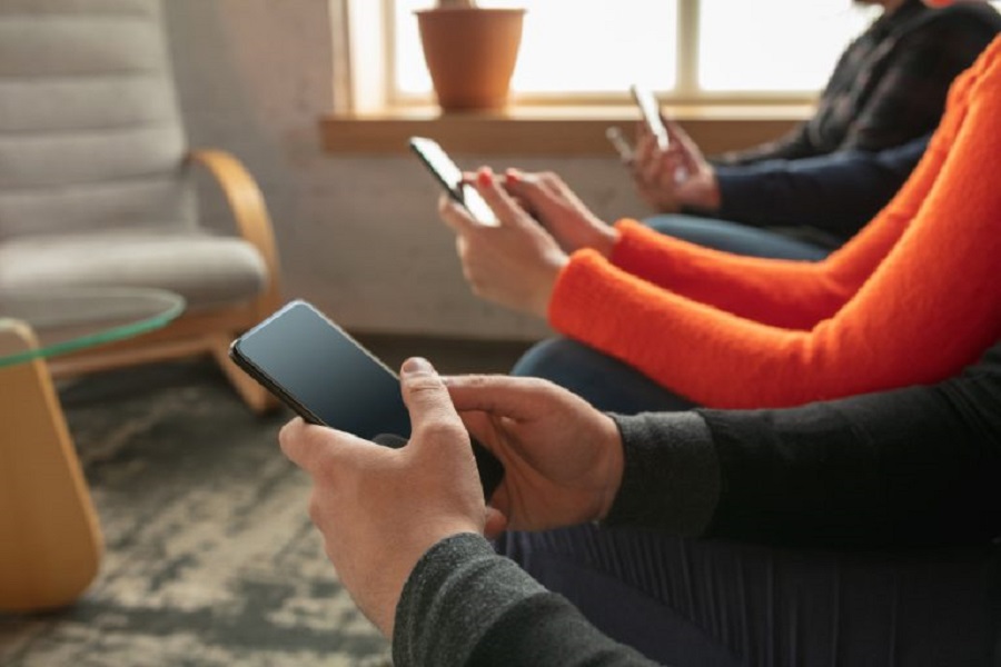 group-happy-young-young-people-sitting-sofa-together