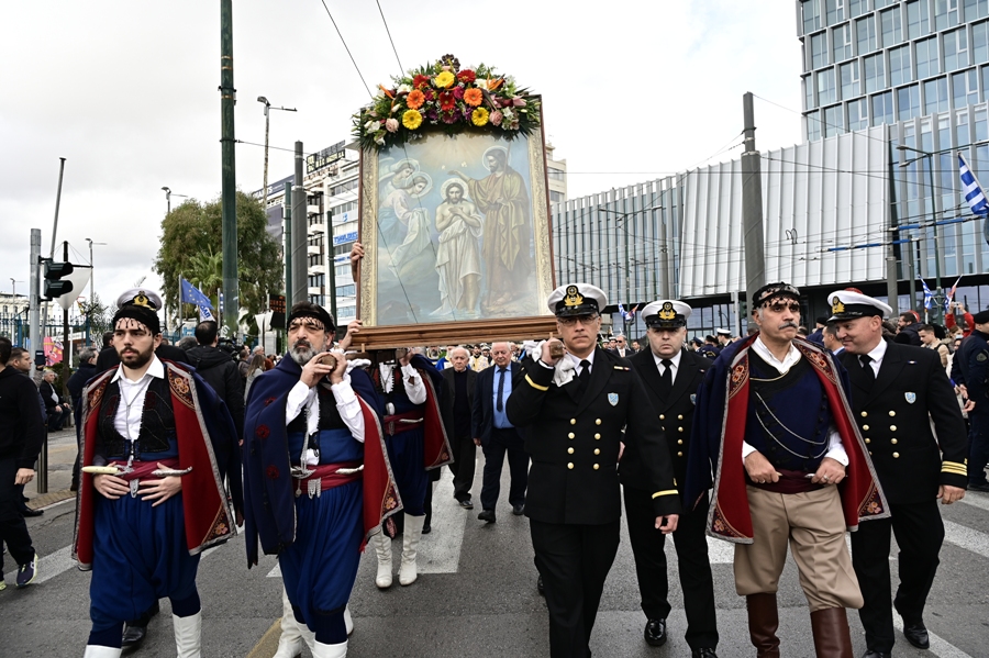 Θεοφάνεια. Δοξολογία και Αγιασμός των υδάτων στο λιμάνι του Πειραιά. Σάββατο 6 Ιανουαρίου 2024 (ΜΙΧΑΛΗΣ ΚΑΡΑΓΙΑΝΝΗΣ / EUROKINISSI)