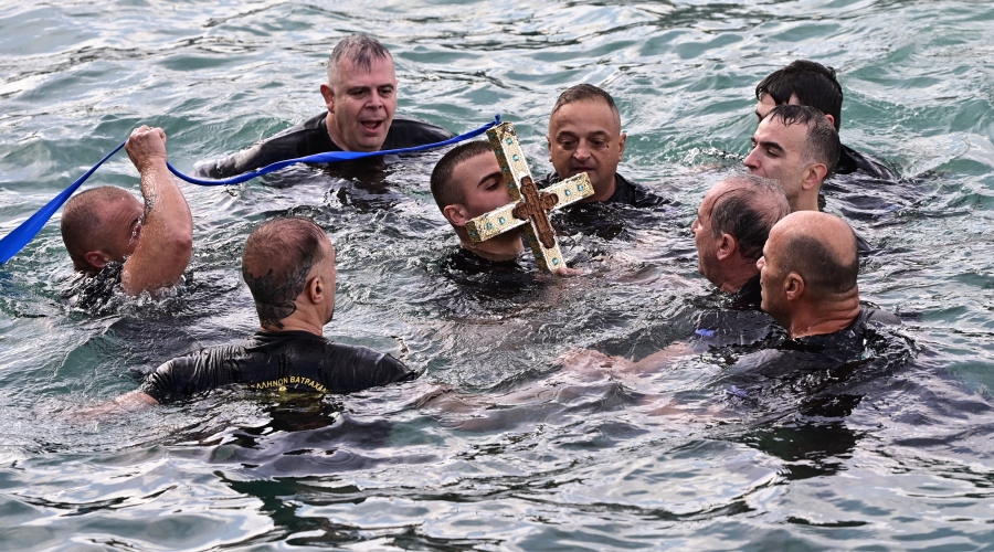 Θεοφάνεια. Δοξολογία και Αγιασμός των υδάτων στο λιμάνι του Πειραιά. Σάββατο 6 Ιανουαρίου 2024  (ΜΙΧΑΛΗΣ ΚΑΡΑΓΙΑΝΝΗΣ / EUROKINISSI)