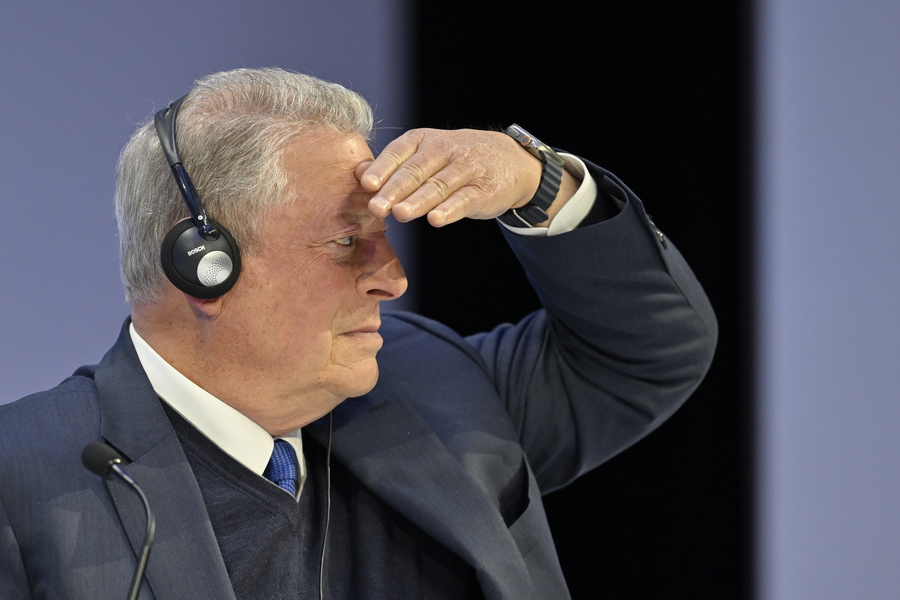 epa10413313 Al Gore, former Vice-President of the United States, gestures ahead of a panel session during the 53rd annual meeting of the World Economic Forum, WEF, in Davos, Switzerland, 18 January 2023. The meeting brings together entrepreneurs, scientists, corporate and political leaders in Davos under the topic 'Cooperation in a Fragmented World' from 16 to 20 January.  EPA/GIAN EHRENZELLER