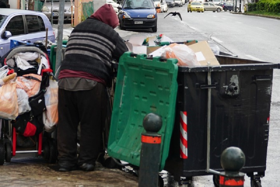 ΨΑΧΝΟΝΤΑΣ ΤΑ ΣΚΟΥΠΙΔΙΑ ΓΙΑ ΚΑΤΙ ΧΡΗΣΙΜΟ ΣΤΟ ΝΕΟ ΚΟΣΜΟ (ΚΟΝΤΑΡΙΝΗΣ ΓΙΩΡΓΟΣ EUROKINISSI)