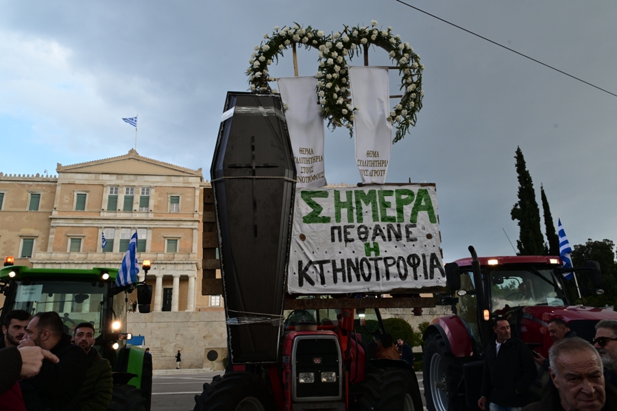 Πανελλαδικό συλλαλητήριο αγροτών στην Αθήνα, Τρίτη 20 Φεβρουαρίου 2024. Στόχος του συλλαλητηρίου είναι σύμφωνα με τους παραγωγούς να αναδειχθούν τα προβλήματα που αντιμετωπίζει ο πρωτογενής τομέας και να δοθούν λύσεις στο αυξημένο κόστος παραγωγής των τελευταίων ετών.   (ΤΑΤΙΑΝΑ ΜΠΟΛΑΡΗ/EUROKINISSI)