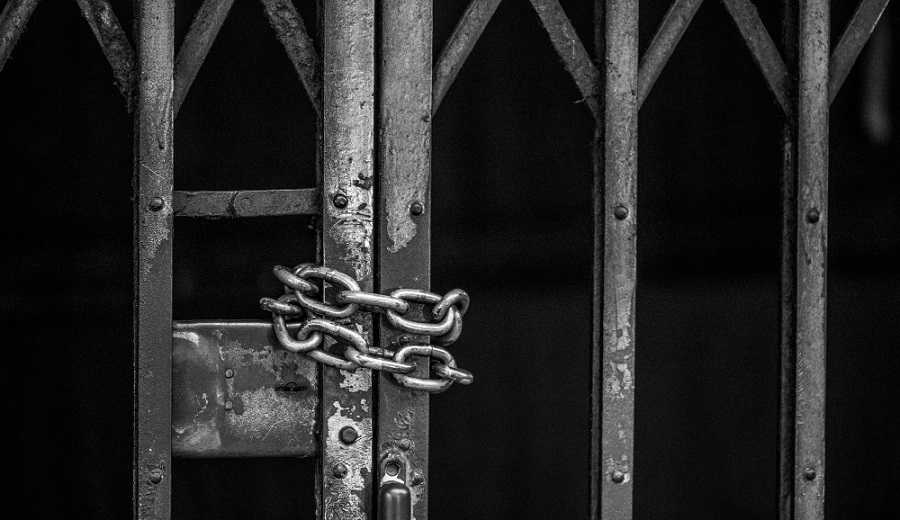 closeup-chained-sliding-grille-door