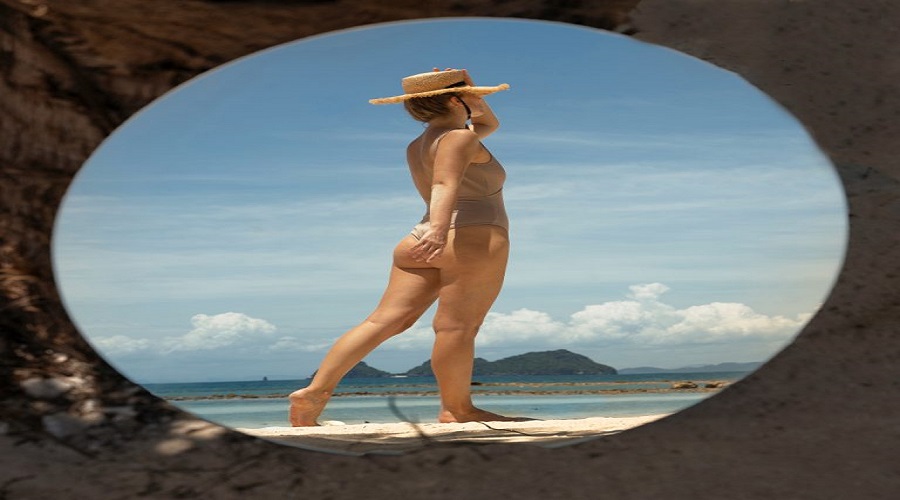 woman-beach-summer-posing-with-round-mirror-