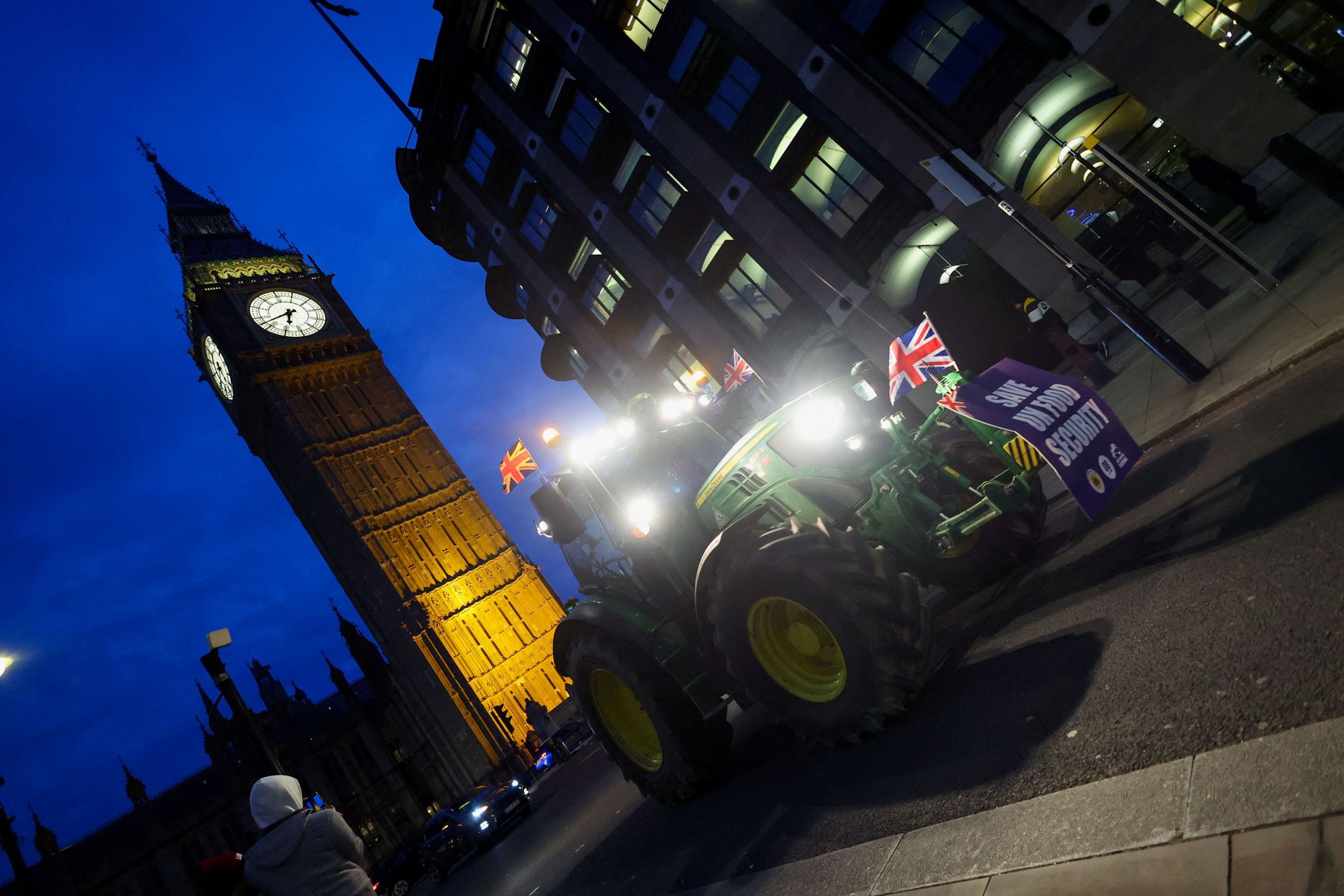 2024-03-25T184537Z_1988611589_RC26T6AXM3UX_RTRMADP_5_EUROPE-FARMERS-BRITAIN-PROTEST