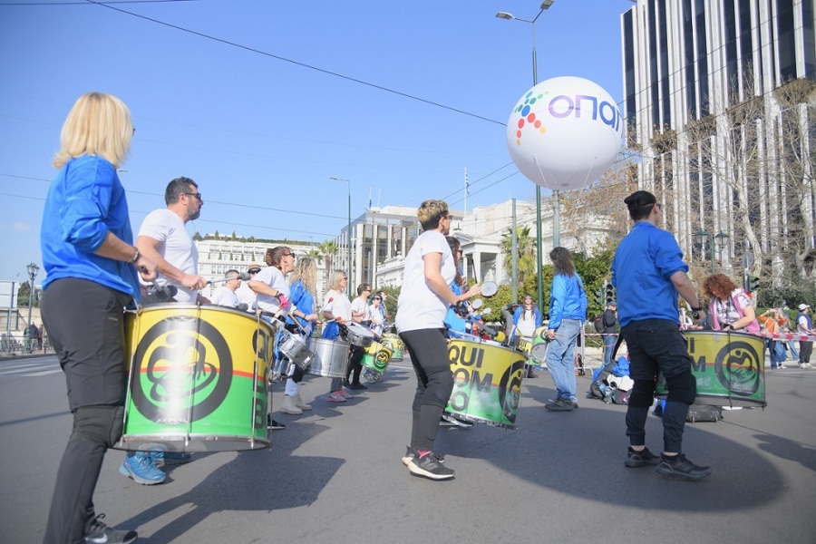 Η ομάδα κρουστών Quilombo εμψυχώνει τους δρομείς