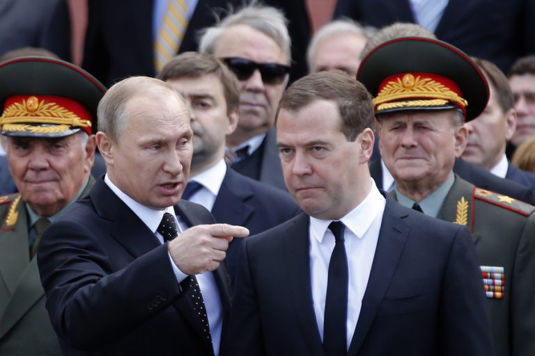 Medvedev-Putin-amna-EPA-768x512