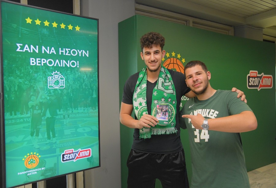 Οι φίλαθλοι φωτογραφίζονται στο AR video booth του Πάμε Στοίχημα