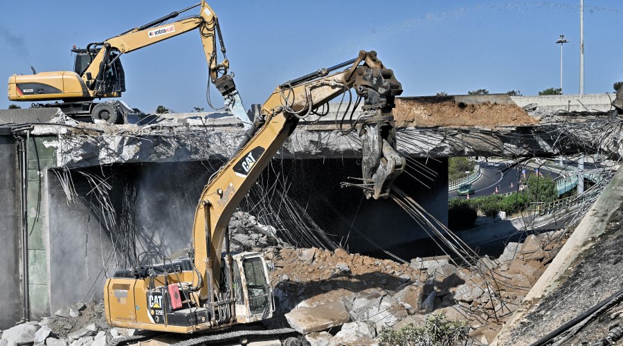 ΚΑΤΕΔΑΦΙΣΗ ΓΕΦΥΡΑΣ ΣΤΟ ΥΨΟΣ ΤΟΥ ΙΣΘΟΥ ΤΗΣ ΚΟΡΙΝΘΟΥ ΜΕΤΑ ΤΗ ΖΗΜΙΑ ΠΟΥ ΥΠΕΣΤΗ ΑΠΟ ΦΩΤΙΑ ΠΟΥ ΞΕΣΠΑΣΕ ΣΕ ΒΥΤΙΟΦΟΡΟ ΟΧΗΜΑ (ΒΑΣΙΛΗΣ ΨΩΜΑΣ/EUROKINISSI)