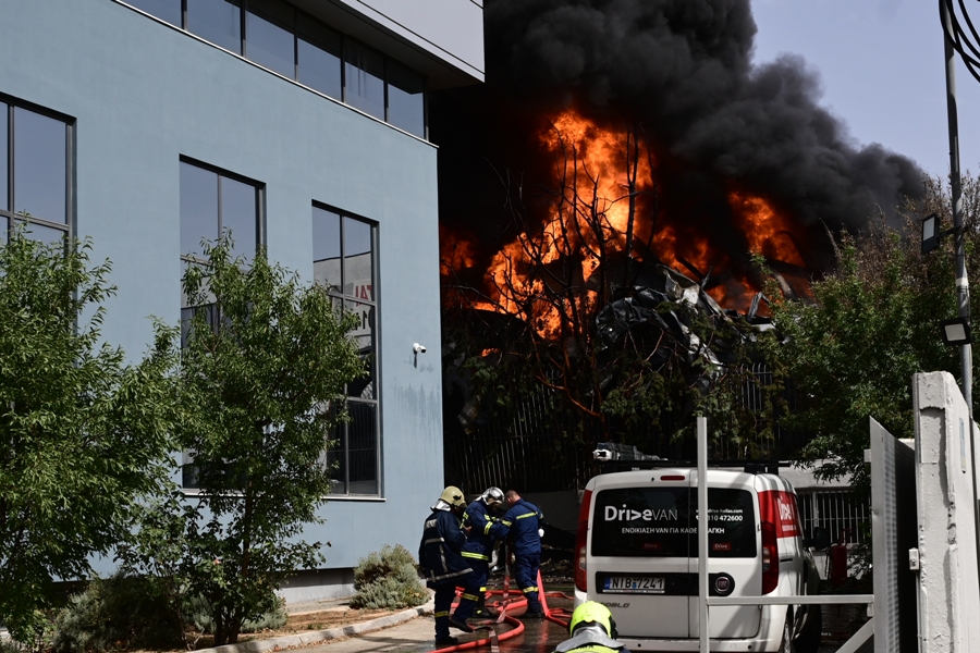 Εκρηξη και πυρκαγιά σε εργοστάσιο κατασκευής τηγανιών, στην οδό Αιγιδών στο Πανόραμα Κηφισιάς. Τετάρτη 12 Ιουνίου 2024 (ΜΙΧΑΛΗΣ ΚΑΡΑΓΙΑΝΝΗΣ / EUROKINISSI)