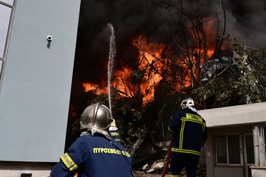Εκρηξη και πυρκαγιά σε εργοστάσιο κατασκευής τηγανιών, στην οδό Αιγιδών στο Πανόραμα Κηφισιάς. Τετάρτη 12 Ιουνίου 2024 (ΜΙΧΑΛΗΣ ΚΑΡΑΓΙΑΝΝΗΣ / EUROKINISSI)