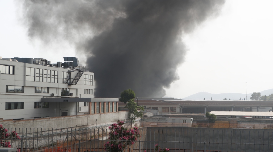 Εκρηξη και πυρκαγιά σε εργοστάσιο κατασκευής τηγανιών, στην οδό Αιγιδών στο Πανόραμα Κηφισιάς. Τετάρτη 12 Ιουνίου 2024 (ΣΩΤΗΡΗΣ ΔΗΜΗΤΡΟΠΟΥΛΟΣ / EUROKINISSI)