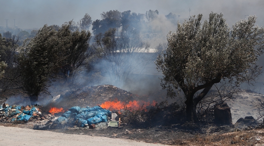 Πυρκαγιά στην λεωφόρο Βάρης - Κορωπίου, Τετάρτη 19 Ιουνίου 2024. 
(ΣΩΤΗΡΗΣ ΔΗΜΗΤΡΟΠΟΥΛΟΣ/EUROKINISSI)