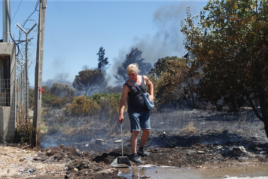 Πυρκαγιά στην λεωφόρο Βάρης - Κορωπίου, Τετάρτη 19 Ιουνίου 2024. 
(ΣΩΤΗΡΗΣ ΔΗΜΗΤΡΟΠΟΥΛΟΣ/EUROKINISSI)