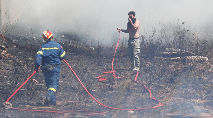 Πυρκαγιά στην λεωφόρο Βάρης - Κορωπίου, Τετάρτη 19 Ιουνίου 2024. 
(ΣΩΤΗΡΗΣ ΔΗΜΗΤΡΟΠΟΥΛΟΣ/EUROKINISSI)