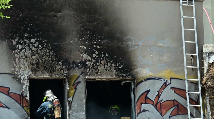 Πυρκαγιά σε εγκαταλελειμμένο ισόγειο κτιρίου επί της οδού Ευελπίδων, Δευτέρα 24 Ιουνίου 2024. Για την κατάσβεση της επιχείρησαν 18 πυροσβέστες με 6 οχήματα. 
(ΚΩΣΤΑΣ ΤΖΟΥΜΑΣ/EUROKINISSI)