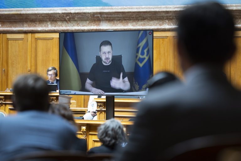 They accuse the government of treason by giving weapons to Zelensky!  – Macelio.gr