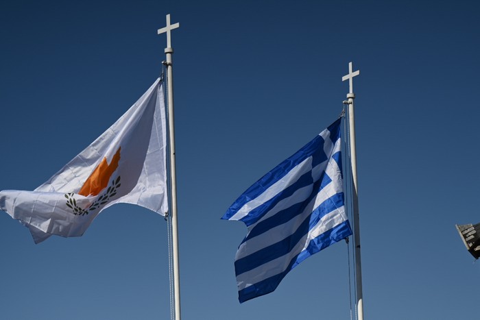 Ο Υφυπουργός Εθνικής Άμυνας κ. Γιάννης Κεφαλογιάννης εκπροσώπησε την Ελληνική Κυβέρνηση στις εκδηλώσεις της Κυπριακής Δημοκρατίας για τα 50 χρόνια από την Τουρκική Εισβολή στην Κύπρο που πραγματοποιήθηκαν στη Λευκωσία, παρουσία του Προέδρου της κ. Νίκου Χριστοδουλίδη. Τον Υφυπουργό Εθνικής Άμυνας συνόδευσε ο Αρχηγός ΓΕΕΘΑ Στρατηγός Δημήτριος Χούπης. Αρχικά, ο κ. Κεφαλογιάννης παρέστη στα αποκαλυπτήρια των Προτομών των Ηρώων Αντιστρατήγων Χρήστου Φώτη, Τάσου Μάρκου και Ανδρέα Αρέστη, την Επιμνημόσυνη Δέηση και κατέθεσε στεφάνι στον Τύμβο της Μακεδονίτισσας. Στη συνέχεια, μετέβη στον Ιερό Ναό Αποστόλου Βαρνάβα στην Κοκκινοτριμιθιά, στο Μνημόσυνο Πεσόντων κατά την τουρκική εισβολή, χοροστατούντος του Μακαριωτάτου Αρχιεπισκόπου Νέας Ιουστινιανής και πάσης Κύπρου κ.κ. Γεωργίου, όπου πραγματοποίησε ομιλία. Παρόντες ήταν η Πρόεδρος της Βουλής των Αντιπροσώπων της Κυπριακής Δημοκρατίας και Πρόεδρος του Δημοκρατικού Συναγερμού κ. Αννίτα Δημητρίου, ο Αντιπρόεδρος της Βουλής των Ελλήνων και Βουλευτής Κιλκίς κ. Γεώργιος Γεωργαντάς ως εκπρόσωπος του Ελληνικού Κοινοβουλίου, αρχηγοί και εκπρόσωποι κοινοβουλευτικών κομμάτων Ελλάδας και Κύπρου, ο Πρέσβης της Ελλάδος στην Κύπρο κ. Ιωάννης Παπαμελετίου, ο Αρχηγός ΓΕΕΦ Αντιστράτηγος Γεώργιος Τσιτσικώστας, αντιπροσωπείες στελεχών των Ενόπλων Δυνάμεων Ελλάδας και Κύπρου, καθώς και συγγενείς Πεσόντων και Αγνοουμένων από την Ελλάδα και την Κύπρο. Ακολούθως, επισκέφθηκε το Υπουργείο Άμυνας της Κυπριακής Δημοκρατίας και πραγματοποίησε επίσημη συνάντηση με τον Υπουργό κ. Βασίλη Πάλμα, παρουσία του Αρχηγού ΓΕΕΘΑ, του Αρχηγού ΓΕΕΦ, του Διοικητή ΑΣΔΕΝ Αντιστράτηγου Εμμανουήλ Θεοδώρου και του Πρέσβη της Ελλάδας στην Κύπρο.  
(ΓΡΑΦΕΙΟ ΤΥΠΟΥ ΥΠ. ΑΜΥΝΑΣ/EUROKINISSI)