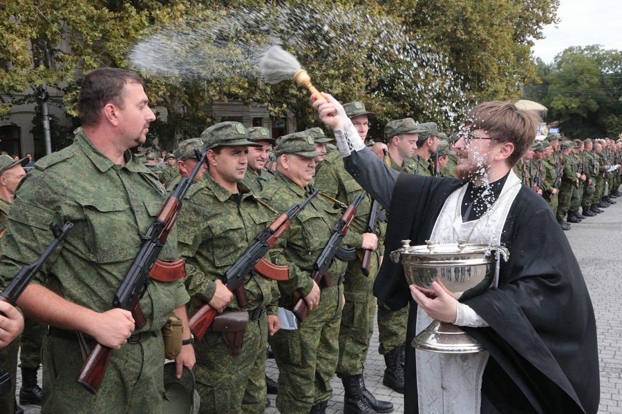 TOPSHOT - Reservists drafted during the partial mobilisation attend a departure ceremony in Sevastopol, Crimea, on September 27, 2022. - Russian President Vladimir Putin announced on September 21 a mobilisation of hundreds of thousands of Russian men to bolster Moscow's army in Ukraine, sparking demonstrations and an exodus of men abroad. (Photo by STRINGER / AFP)