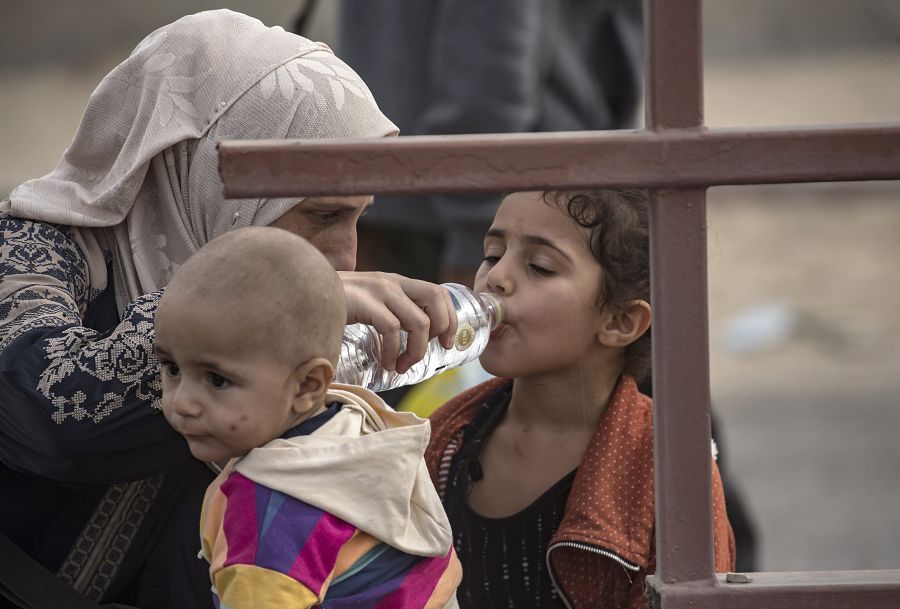 epaselect epa10970511 A Palestinian child drinks water as they evacuate to the southern Gaza Strip, along Salah al-Din Street in Bureij, 11 November 2023. More than 11,000 Palestinians and at least 1,400 Israelis have been killed, according to the Israel Defense Forces (IDF) and the Palestinian health authority, since Hamas militants launched an attack against Israel from the Gaza Strip on 07 October, and the Israeli operations in Gaza and the West Bank which followed it.  EPA/HAITHAM IMAD