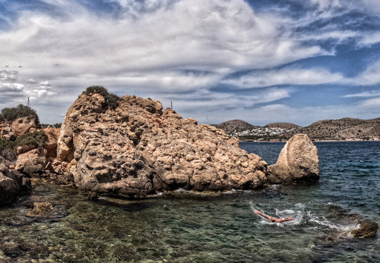 Στιγμιότυπο από παραλία της Αττικής.
(ΓΙΩΡΓΟΣ ΚΟΝΤΑΡΙΝΗΣ/EUROKINISSI)