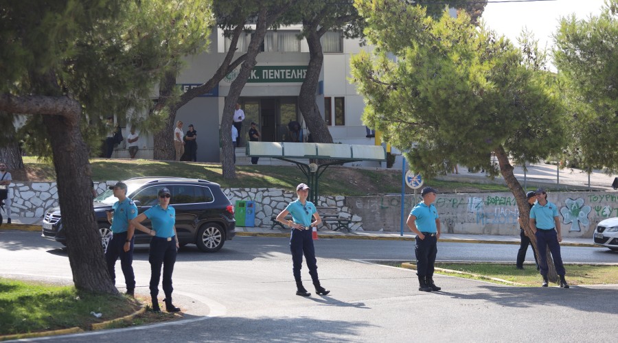 Ο Πρωθυπουργός Κυριάκος Μητσοτάκης με κλιμάκιο των συναρμόδιων υπουργών στην Πεντέλη σε σύσκεψη με τη συμμετοχή της Περιφέρειας Αττικής και δημάρχων σχετικά με τα ευρήματα των αυτοψιών και τις δράσεις αποκατάστασης που έχει δρομολογήσει η πολιτεία στις περιοχές που επλήγησαν από την πυρκαγιά. Τρίτη 20 Αυγούστου 2024 (ΓΙΑΝΝΗΣ ΠΑΝΑΓΟΠΟΥΛΟΣ / ΕUROKINISSI)