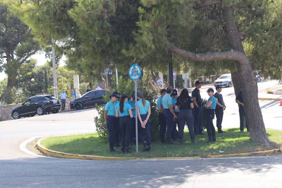 Ο Πρωθυπουργός Κυριάκος Μητσοτάκης με κλιμάκιο των συναρμόδιων υπουργών στην Πεντέλη σε σύσκεψη με τη συμμετοχή της Περιφέρειας Αττικής και δημάρχων σχετικά με τα ευρήματα των αυτοψιών και τις δράσεις αποκατάστασης που έχει δρομολογήσει η πολιτεία στις περιοχές που επλήγησαν από την πυρκαγιά. Τρίτη 20 Αυγούστου 2024 (ΓΙΑΝΝΗΣ ΠΑΝΑΓΟΠΟΥΛΟΣ / ΕUROKINISSI)