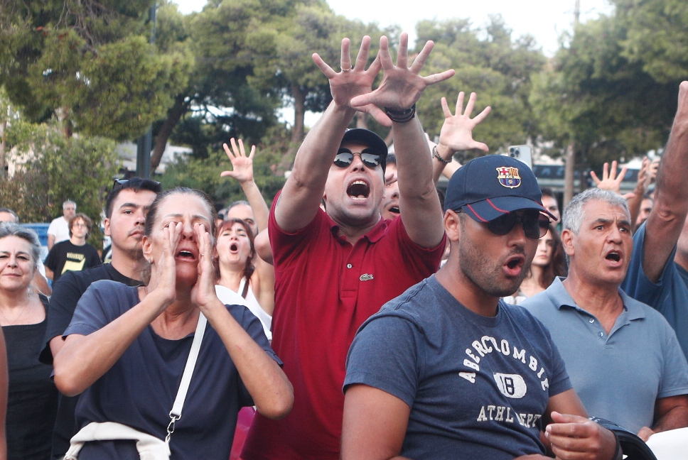 Συγκέντρωση διαμαρτυρίας στη Πεντέλη όπου ο Πρωθυπουργός Κυριάκος Μητσοτάκης θα μεταβεί με υπουργικό κλιμάκιο για σύσκεψη Τρίτη 20 Αυγούστου 2024 (ΣΩΤΗΡΗΣ ΔΗΜΗΤΡΟΠΟΥΛΟΣ / ΕUROKINISSI)