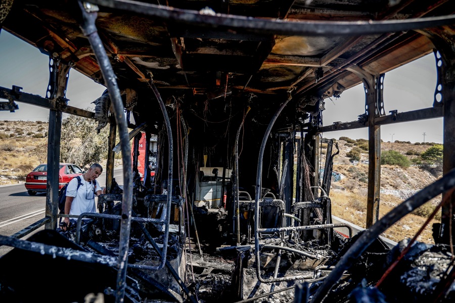 Πυρκαγιά σε λεωφορείο επι της Λεωφ. Ποσειδώνος στο ύψος της Βουλιαγμένης. Σάββατο 24 Αυγούστου 2024  (ΓΙΩΡΓΟΣ ΚΟΝΤΑΡΙΝΗΣ / EUROKINISSI)