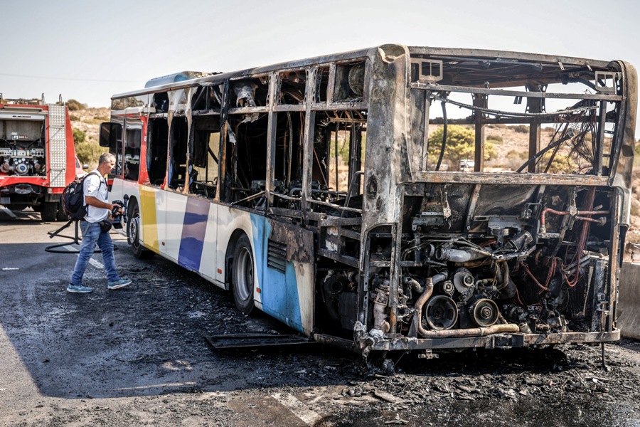 Πυρκαγιά σε λεωφορείο επι της Λεωφ. Ποσειδώνος στο ύψος της Βουλιαγμένης. Σάββατο 24 Αυγούστου 2024  (ΓΙΩΡΓΟΣ ΚΟΝΤΑΡΙΝΗΣ / EUROKINISSI)