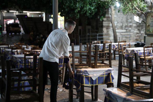 Closing of restaurants and bars at midnight as part of the new measures to prevent the spread of the new coronavirus (COVID-19), Monastiraki, Athens, Greece on August 17, 2020. / Κλείσιμο καταστημάτων εστίασης και διασκέδασης τα μεσάνυχτα στα πλαίσια των νέων μέτρων αποτροπής εξάπλωσης του νέου κορωναϊού (COVID-19), Μοναστηράκι, Αθήνα 17 Αυγούστου 2020.